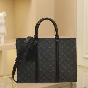 M45265 Black Floral [Exclusive Background] Sac Plat Horizontal Zippé Briefcase Crafted from Monogram Eclipse canvas and leather, embossed lettering and Monogram tags pay homage to heritage. Clean lines redefine business-casual style, while leather handles ensure comfortable carry. Dimensions: 31.0 x 39.0 x 8.5 cm
